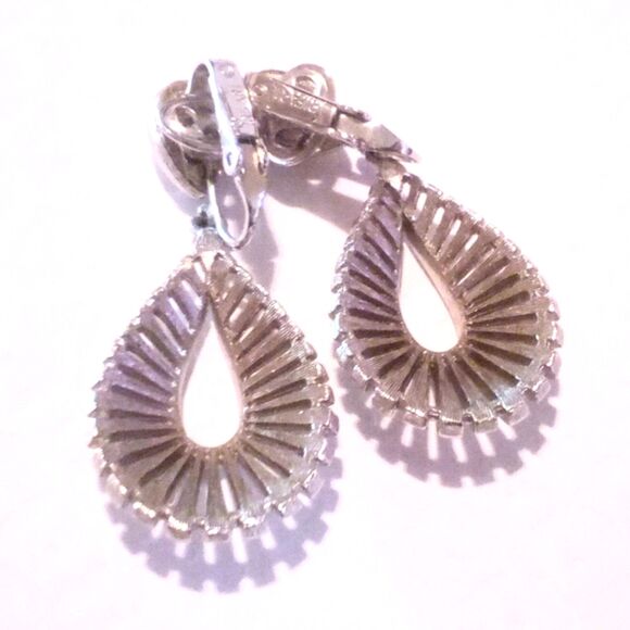 Vintage Crown Trifari Silver Tone Drop Clip On Earrings - Picture 5 of 5